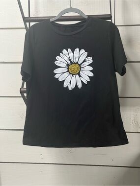 SHEIN Black Short Sleeve Tee with White Daisy and Yellow Center